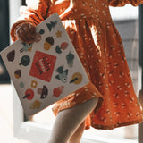 Дитина несе книгу lislis