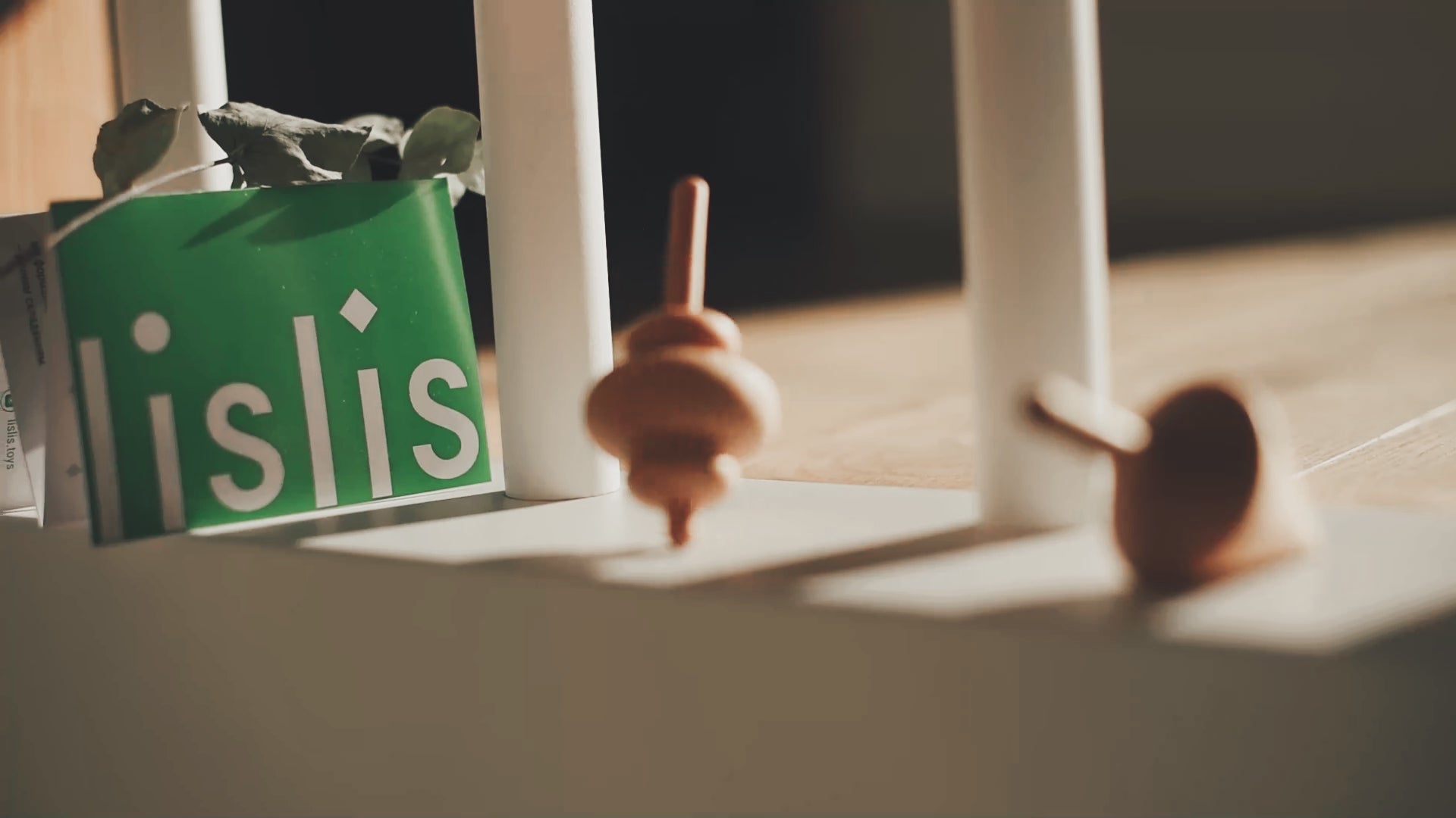 Деревʼяна дзига lislis крутиться