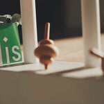 Деревʼяна дзига lislis крутиться